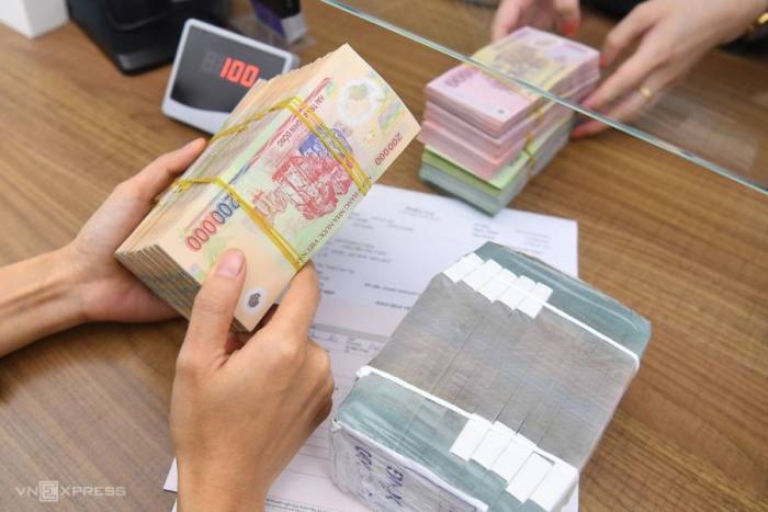 Giao dịch tiền mặt tại một ngân hàng. Ảnh: Giang Huy