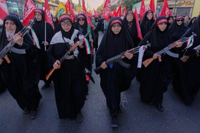 Những phụ nữ tham gia cuộc diễu hành do chính phủ Iran tổ chức ở thủ đô Tehran ngày 18/9. Ảnh: AFP