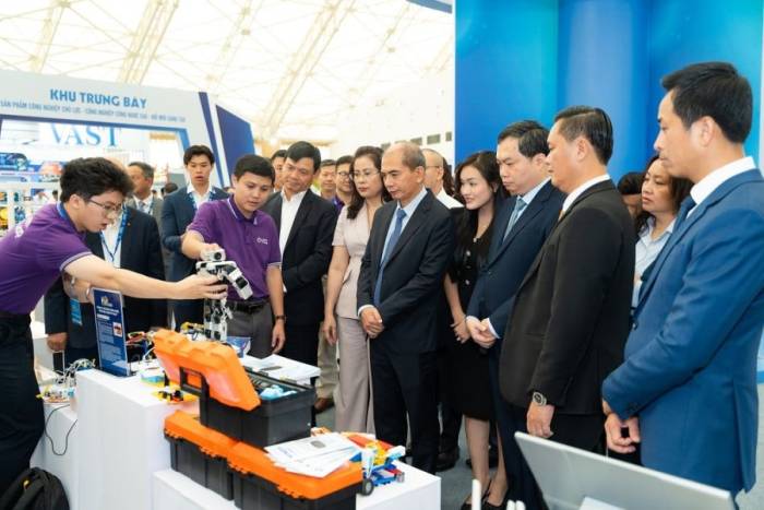 Khách mời tham quan và trải nghiệm công nghệ. Ảnh: Vingroup