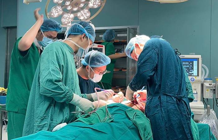 Bác sĩ phẫu thuật cho bệnh nhân. Ảnh: Bệnh viện cung cấp