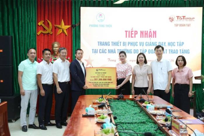 Phó tổng giám đốc Tập đoàn T&T Group Nguyễn Mạnh Hùng trao tặng 10 bộ máy tính để bàn cho trường TH Minh Nghĩa. Ảnh: T&T Group