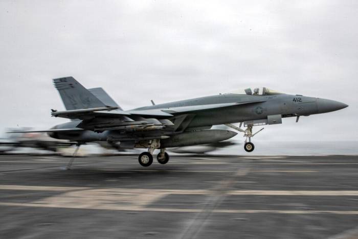 Tiêm kích F/A-18 hạ cánh xuống tàu sân bay USS George Washington ngày 27/8. Ảnh: AFP