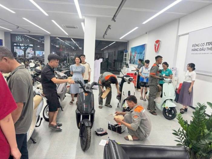 Người dùng nhận xe máy điện tại một cửa hàng chính hãng. Ảnh: Việt Thanh