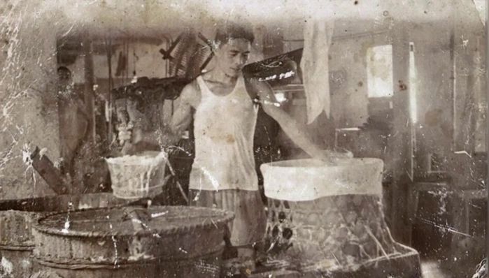 Ông Wang vất vả mưu sinh thời trẻ. Ảnh: Sina