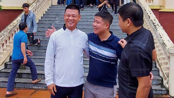 Ông Đinh Tiến Hùng chia vui với người thân sau khi được tuyên vô tội. Ảnh: CTV
