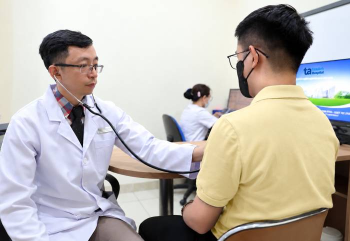 Thường xuyên khám tổng quát, kiểm tra huyết áp, tim mạch để chủ động phòng ngừa bệnh. Ảnh Bệnh viện cung cấp