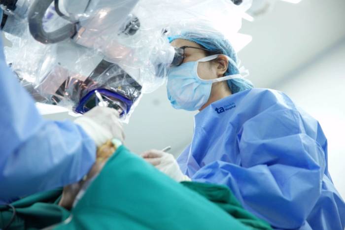 Bác sĩ Khánh vi phẫu nối các mạch máu cho người bệnh. Ảnh minh họa: Bệnh viện Đa khoa Tâm Anh