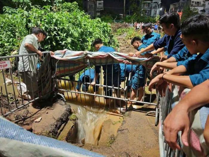 Miệng cống nơi nam sinh ngã xuống hôm mưa ngập. Ảnh: Lan Anh