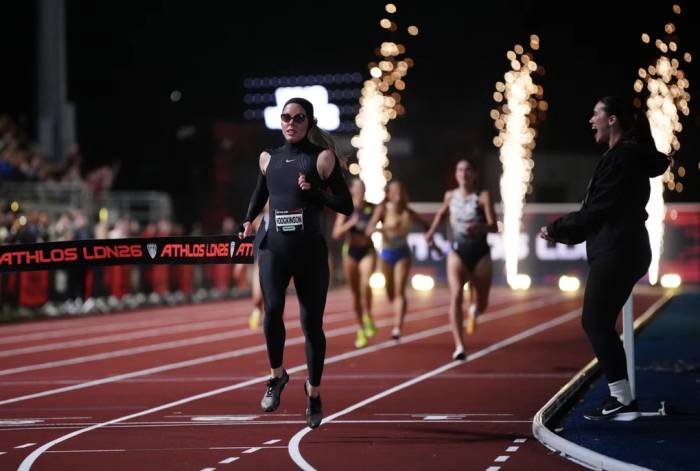 Keely Hodgkinson mặc bộ đồ tốc độ bó sát toàn thân do Nike thiết kế riêng khi thi đấu tại giải Athlos ở sân StoneX, phía bắc London, Anh ngày 19/9/2026. Ảnh: PA