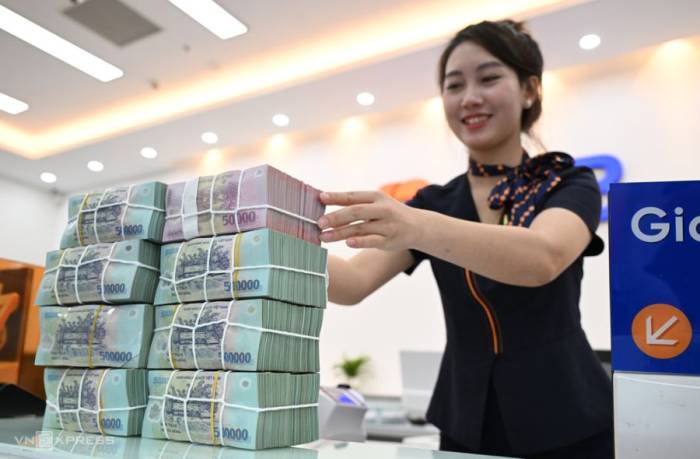 Nhân viên tại một phòng giao dịch ngân hàng ở Hà Nội. Ảnh: Giang Huy