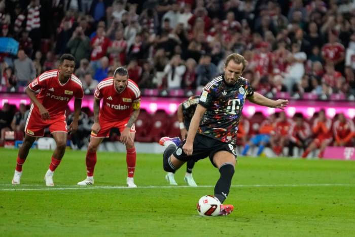 Kane đá phạt đền ghi bàn thứ hai cho Bayern trong trận thắng Union Berlin 7-0 tại vòng bốn Bundesliga trên sân Allianz Arena ngày 18/9/2026. Ảnh: AP