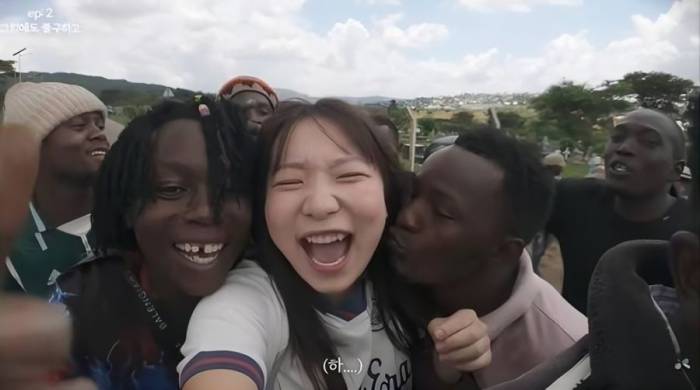 Eun-ji bị nhóm người ở Tanzania vây quanh. Ảnh chụp màn hình