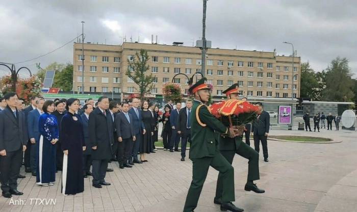 Tổng Bí thư, Chủ tịch nước Tô Lâm cùng phu nhân và đoàn đại biểu cấp cao Việt Nam đến đặt hoa tại Quảng trường Hồ Chí Minh ở thủ đô Moskva, Nga ngày 8/9. Ảnh: TTXVN