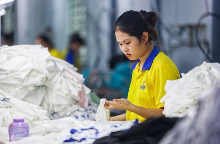 Công nhân dệt may TP HCM trong chuyền sản xuất, tháng 8/2025. Ảnh: Như Quỳnh