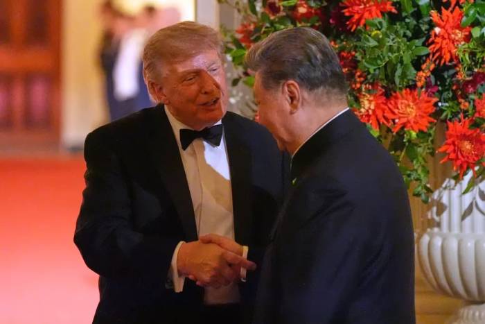 Tổng thống Mỹ Donald Trump (trái) bắt tay Chủ tịch Trung Quốc Tập Cận Bình tại quốc yến ở Nhà Trắng ngày 24/9. Ảnh: AP