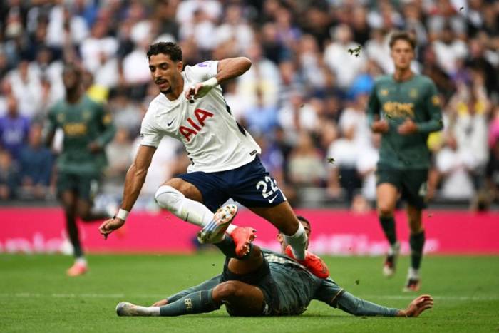 Omar Marmoush (trên) tranh bóng với Brennan Johnson trong trận Tottenham - Everton trên sân Tottenham Hotspur, London, Anh ngày 12/9/2026. Ảnh: AFP