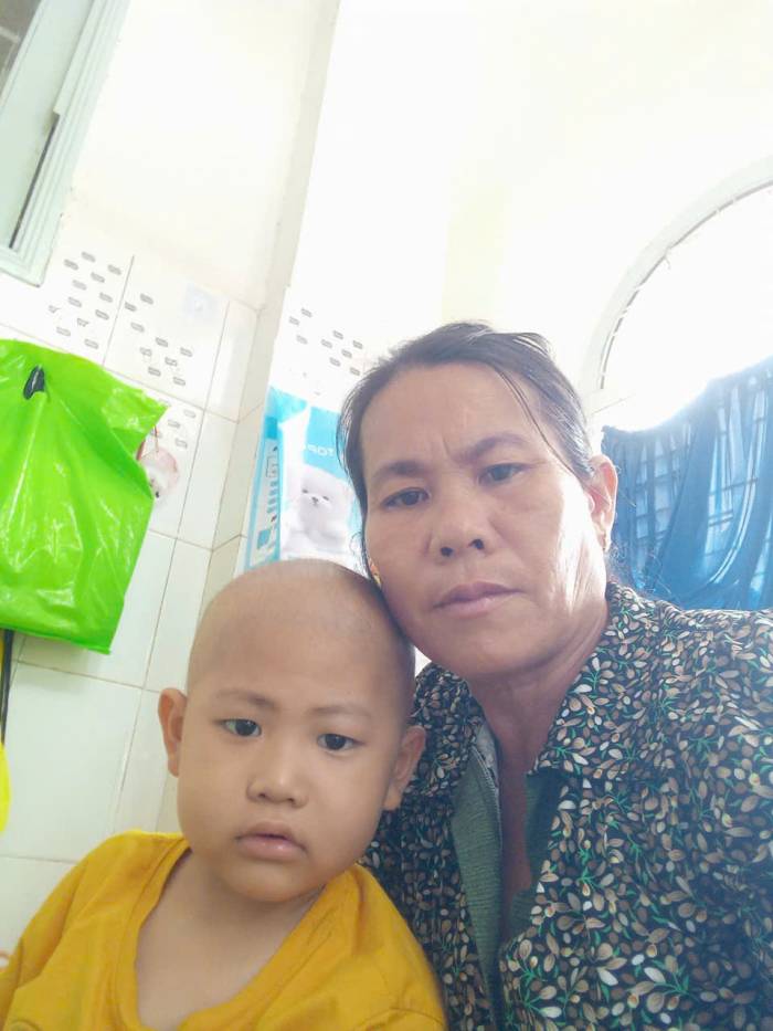 Bà Tới bên cháu nội Tiến Phát, 5 tuổi, tại bệnh viện Nhi đồng 2. Ảnh gia đình cung cấp