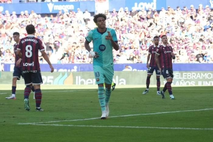 Yamal mừng bàn trong trận Barca thắng Levante 4-2 ở vòng năm La Liga tối 13/9, tại Valencia, Tây Ban Nha. Ảnh: AP
