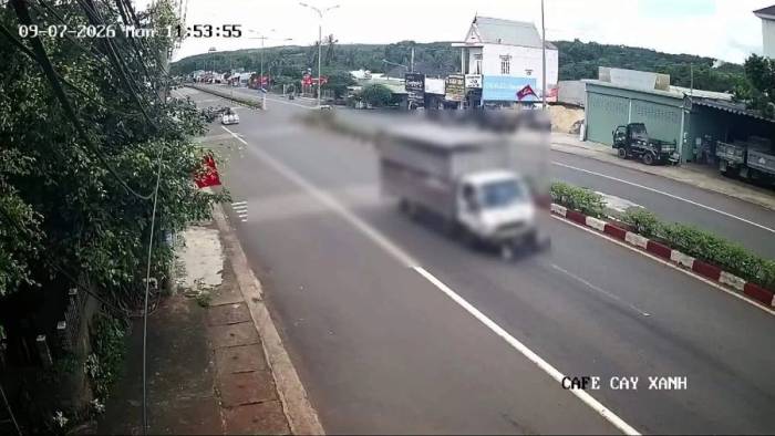 Xe chở lợn chèn ngang xe máy ủi đoạn đường dài