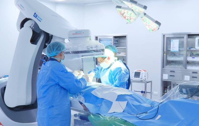 Bác sĩ Thao cùng êkíp thực hiện cấy máy tạo nhịp LBBAP. Ảnh: Bệnh viện Đa khoa Tâm Anh