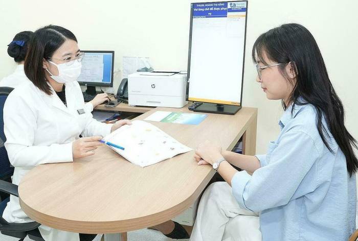 Bác sĩ Hằng đang tư vấn cho một phụ huynh. Ảnh minh họa: Thúy Hạnh