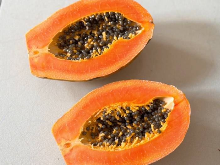 Đu đủ chứa beta-carotene, tiền chất vitamin A, hỗ trợ sức khỏe võng mạc. Ảnh: Bảo Bảo