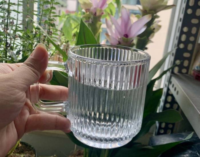 Uống không đủ nước có thể góp phần dẫn đến kiệt sức do nắng nóng. Ảnh: Bạch Dương