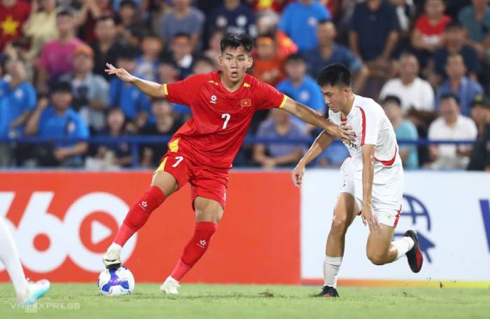 Tiền đạo Việt Nam Hoàng Trọng Duy Khang (7) thi đấu trong trận thua Triều Tiên 0-3 ở lượt ra quân bảng C vòng loại U20 châu Á 2027, trên sân Việt Trì, Phú Thọ ngày 31/8/2026. Ảnh: Đoàn Huynh