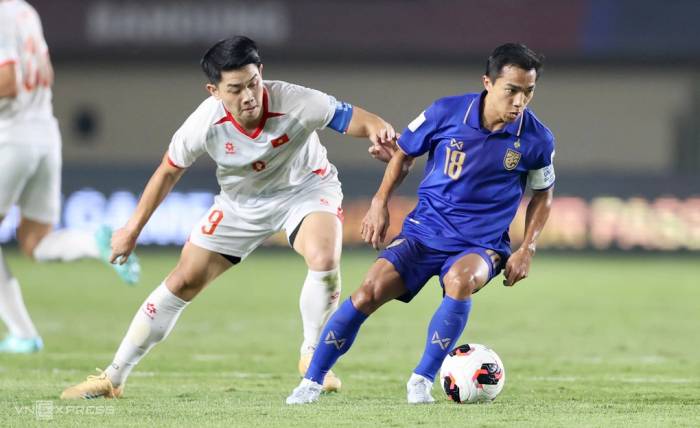 Nguyễn Đình Bắc (9) tranh chấp với Chanathip Songkrasin (18) trong trận Việt Nam thua Thái Lan 0-2 ở lượt hai bảng B hạng Nhất FIFA ASEAN Cup 2026, trên sân Si Jalak Harupat, Bandung, Indonesia ngày 29/9/2026. Ảnh: Đức Đồng