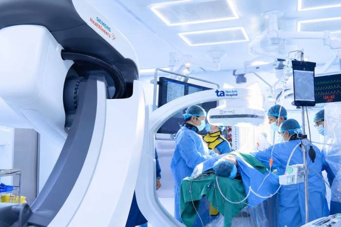 Êkíp can thiệp tái thông động mạch vành tắc mạn tính cho người bệnh. Ảnh: Bệnh viện Đa khoa Tâm Anh