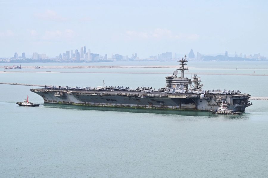 Tàu sân bay USS Abraham Lincoln tại cảng Laem Chabang, Thái Lan ngày 2/9. Ảnh: AFP