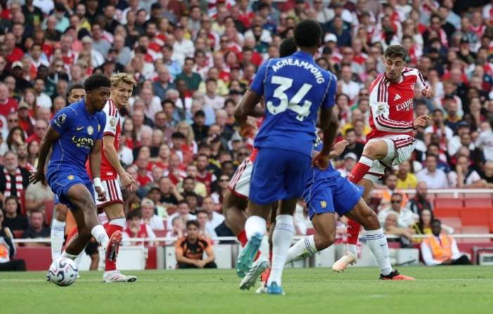 Kai Havertz dứt điểm ghi bàn gỡ hòa 1-1, trong trận Arsenal thắng Chelsea 2-1 ở vòng ba Ngoại hạng Anh trên sân Emirates, London, Anh ngày 6/9/2026. Ảnh: Reuters