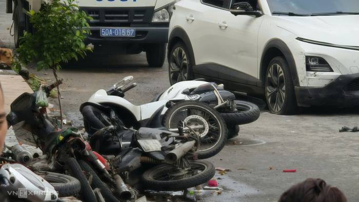 Loạt xe bị ôtô tông đổ. Ảnh: Đình Văn