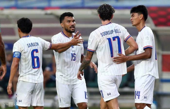 Kritsada Kaman (số 15) trao đổi với đồng đội trong trận Thái Lan thắng Pakistan 4-0 ở lượt ra quân bảng B FIFA ASEAN Cup 2026 trên sân Si Jalak, Harupat, Bandung, Indonesia ngày 26/9/2026. Ảnh: Đức Đồng