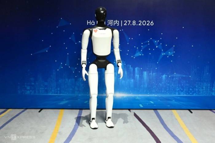 Robot hình người được doanh nghiệp Trung Quốc giới thiệu tại Diễn đàn  AI và kinh tế số. Ảnh: Trọng Đạt