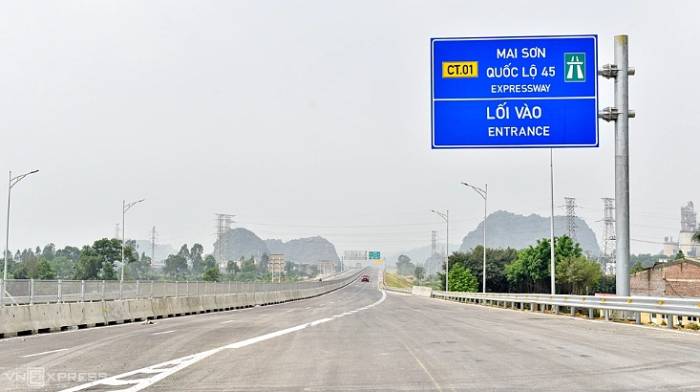 Cột cần vươn treo biển báo lối vào cao tốc Mai Sơn - Quốc Lộ 45. Ảnh: Lê Hoàng