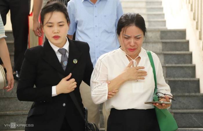 Bà Bình cùng luật sư rời phiên tòa trưa 10/9. Ảnh: Thanh Lam
