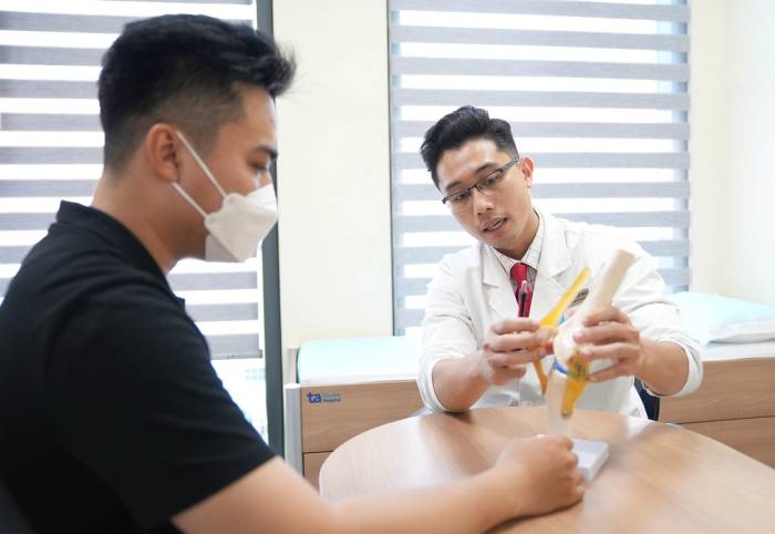 Bác sĩ Duy tư vấn tình trạng sức khỏe khớp cho người bệnh. Ảnh: Bệnh viện Đa khoa Tâm Anh