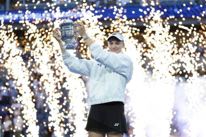 Rybakina nâng cup vô địch đơn nữ Mỹ Mở rộng tại sân Arthur Ashe, thuộc Trung tâm Quần vợt Quốc gia Billie Jean King ở Flushing Meadows, New York, ngày 12/9/2026. Ảnh: AP