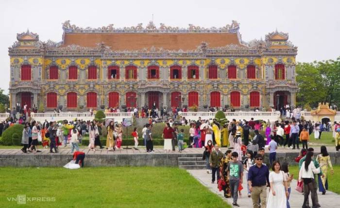Du khách tham quan điện Kiến Trung. Ảnh: Võ Thạnh