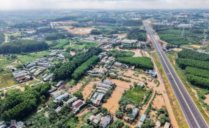 Khu vực cống thoát nước sông Buông đặt lệch dòng qua cao tốc Biên Hòa - Vũng Tàu. Ảnh: Phước Tuấn
