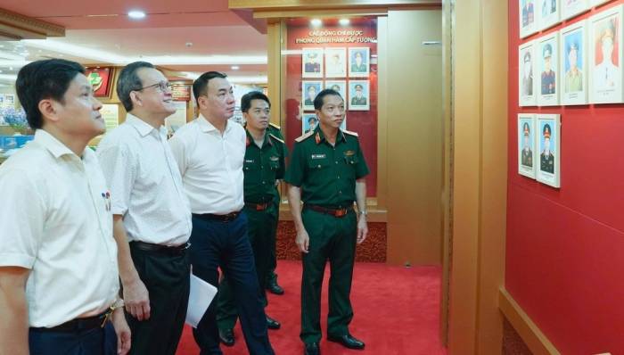 Các đại biểu tham quan, trò chuyện tại Nhà Truyền thống Bệnh viện Quân y 175. Ảnh: Bệnh viện cung cấp