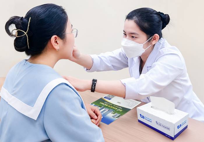 Bác sĩ Thư kiểm tra tình trạng da cho người bệnh. Ảnh: Bệnh viện Đa khoa Tâm Anh