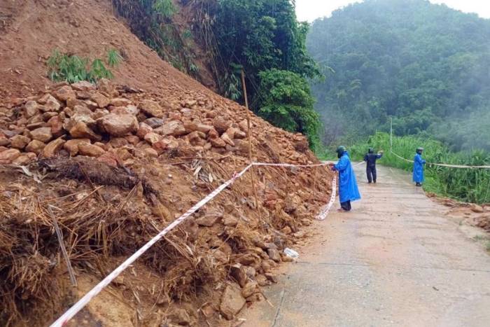 Một số tuyến đường ở miền núi bị sạt lở. Ảnh: Quang Cường