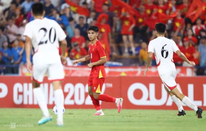 Tiền vệ Việt Nam Nguyễn Lê Phát (áo đỏ) thi đấu trong trận thua Triều Tiên 0-3 ở lượt ra quân bảng C vòng loại U20 châu Á 2027, trên sân Việt Trì, Phú Thọ ngày 31/8/2026. Ảnh: Đoàn Huynh