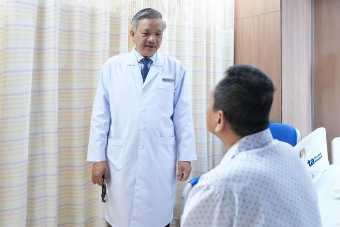 Bác sĩ Khang hướng dẫn anh Phát chế độ vận động, chăm sóc sau phẫu thuật. Ảnh: Bệnh viện Đa khoa Tâm Anh