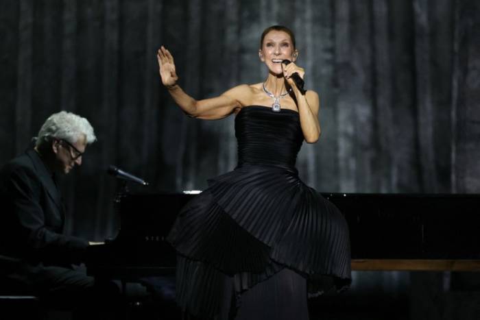 Céline Dion mặc đầm quây ngực may riêng của Dior, làm bằng vải mousseline và organza xếp ly màu đen, phối trang sức Boucheron. Ảnh: AFP