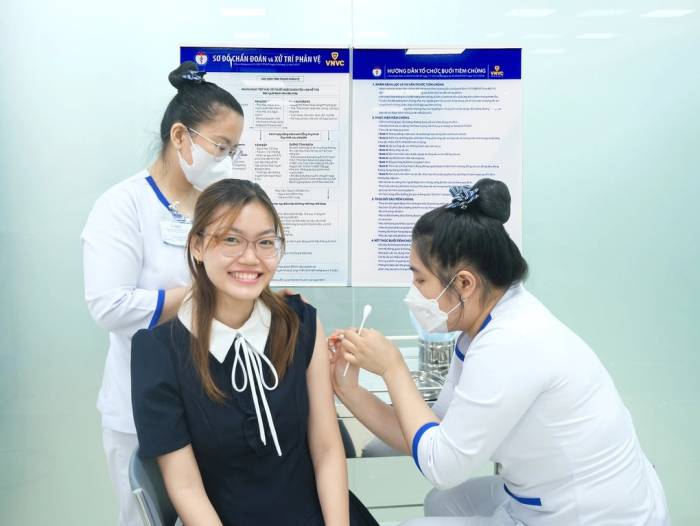 Người trẻ đến Hệ thống Tiêm chủng VNVC tiêm dự phòng dại trước khi phơi nhiễm. Ảnh: Bình An