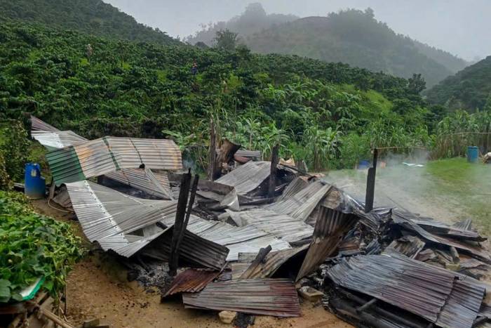Căn nhà sụp đổ sau hỏa hoạn. Ảnh: Hoài Thanh