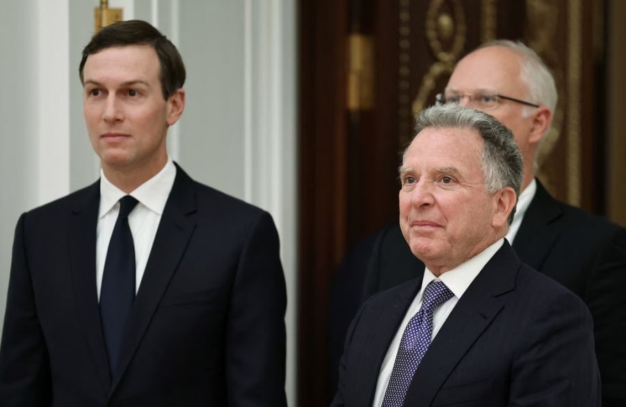 Đặc phái viên Jared Kushner (trái) và Steve Witkoff tại Điện Kremlin, Moskva, Nga, hồi tháng 12/2025. Ảnh: Reuters